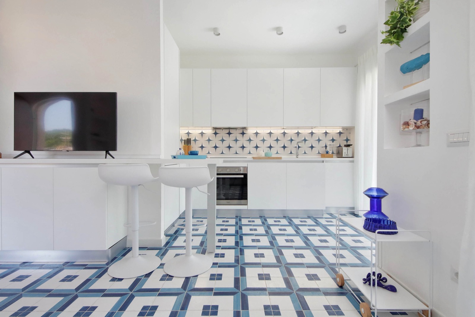 Zona giorno con cucina appartamento Circeo 100mq dopo ristrutturazione