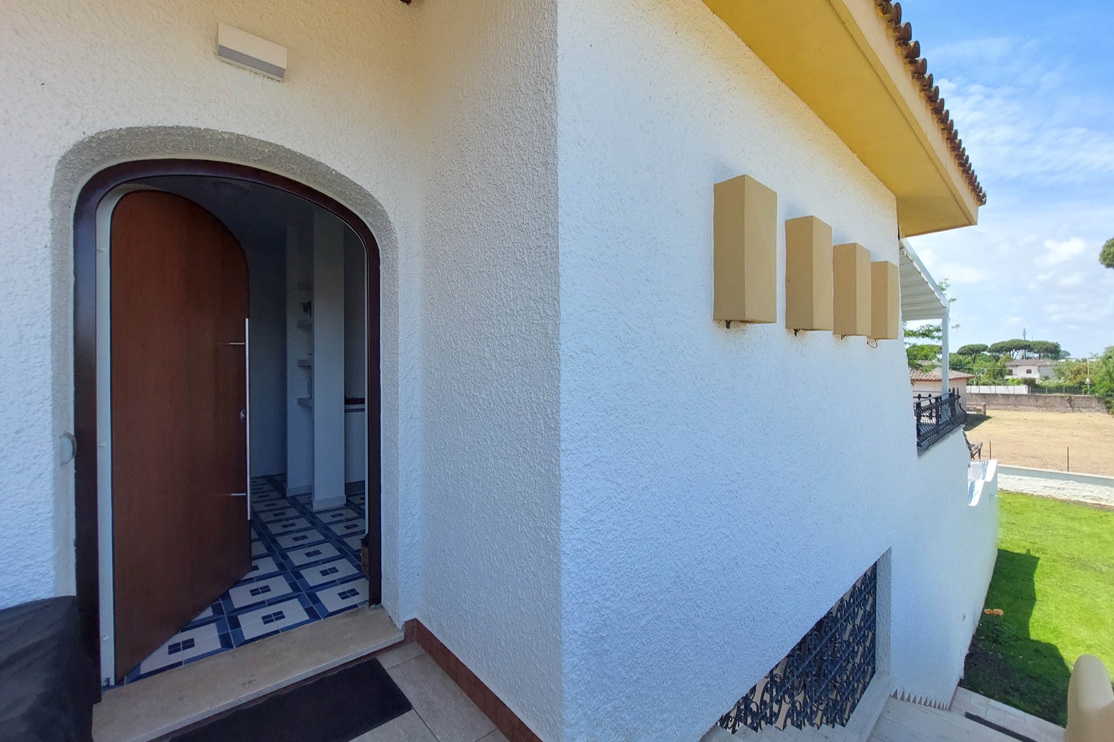 Ingresso ed esterno appartamento Circeo 100mq dopo ristrutturazione