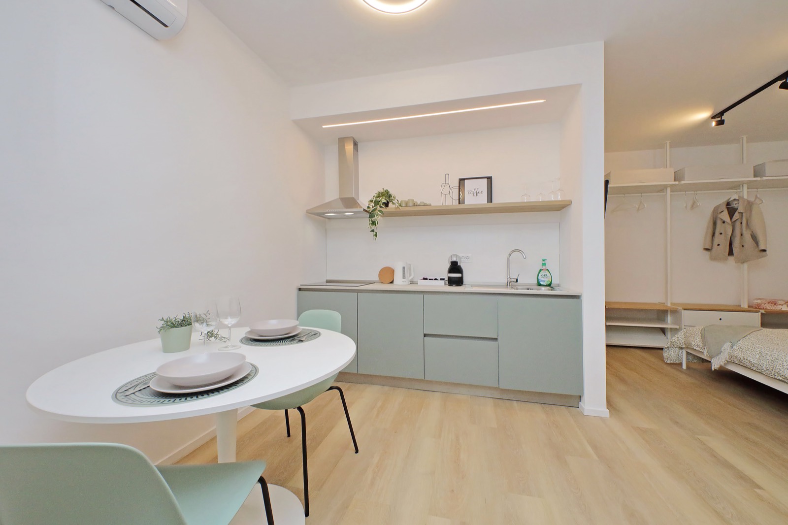 Zona giorno con cucina e angolo notte, loft ricettivo Roma dopo ristrutturazione gestita da Casa Delegata