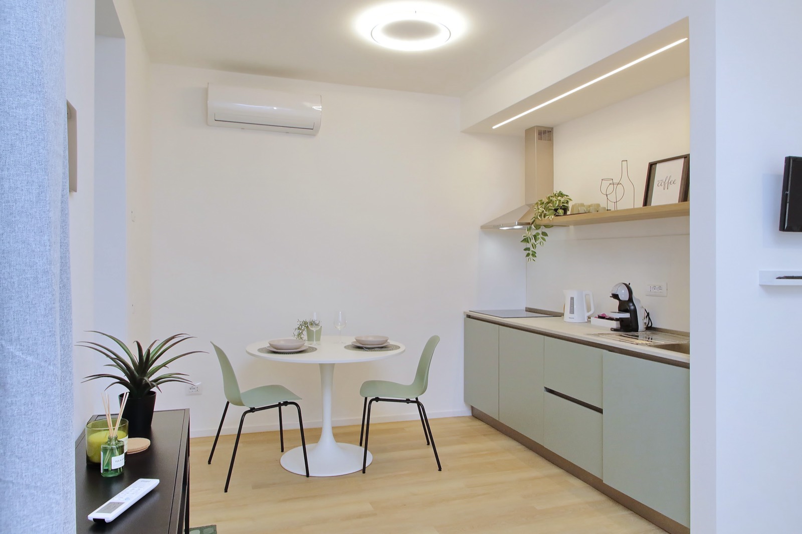 Cucina e zona pranzo loft ricettivo Roma dopo ristrutturazione