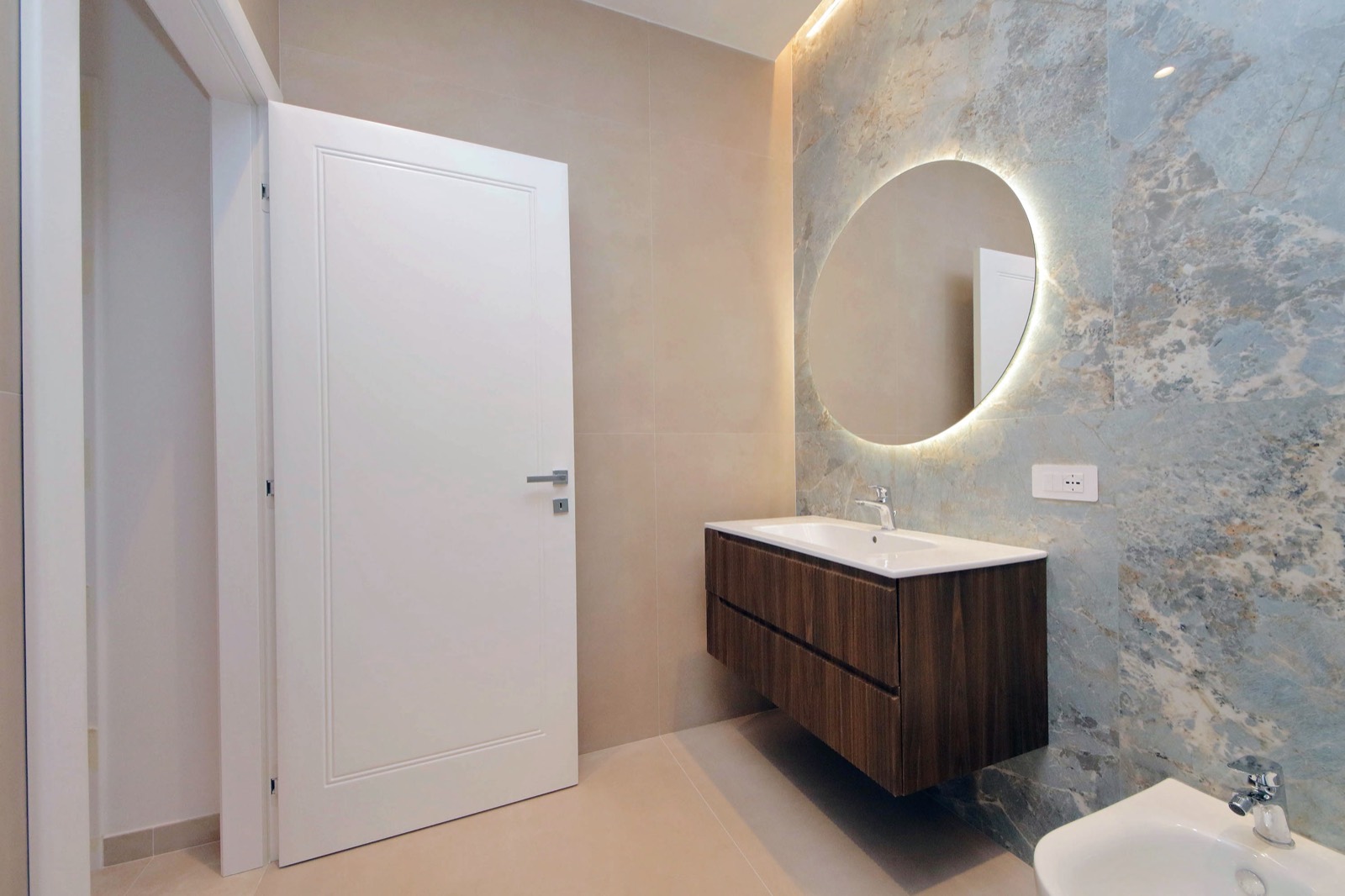 Bagno con rivestimento in marmo appartamento Roma 150mq dopo ristrutturazione